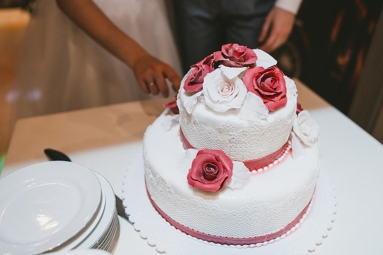 Cutting cake